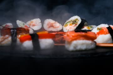 Sushi Na Czarnym Okrągłym Talerzu
